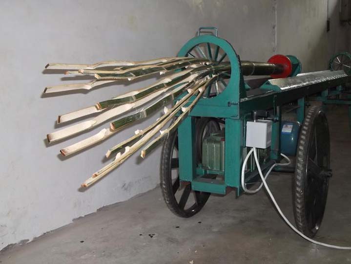 Working process of the bamboo stripping machine
